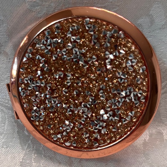 Glam Compact Mirror in Sparkling Rose Gold with velvet dust bag - Picture 2 of 12